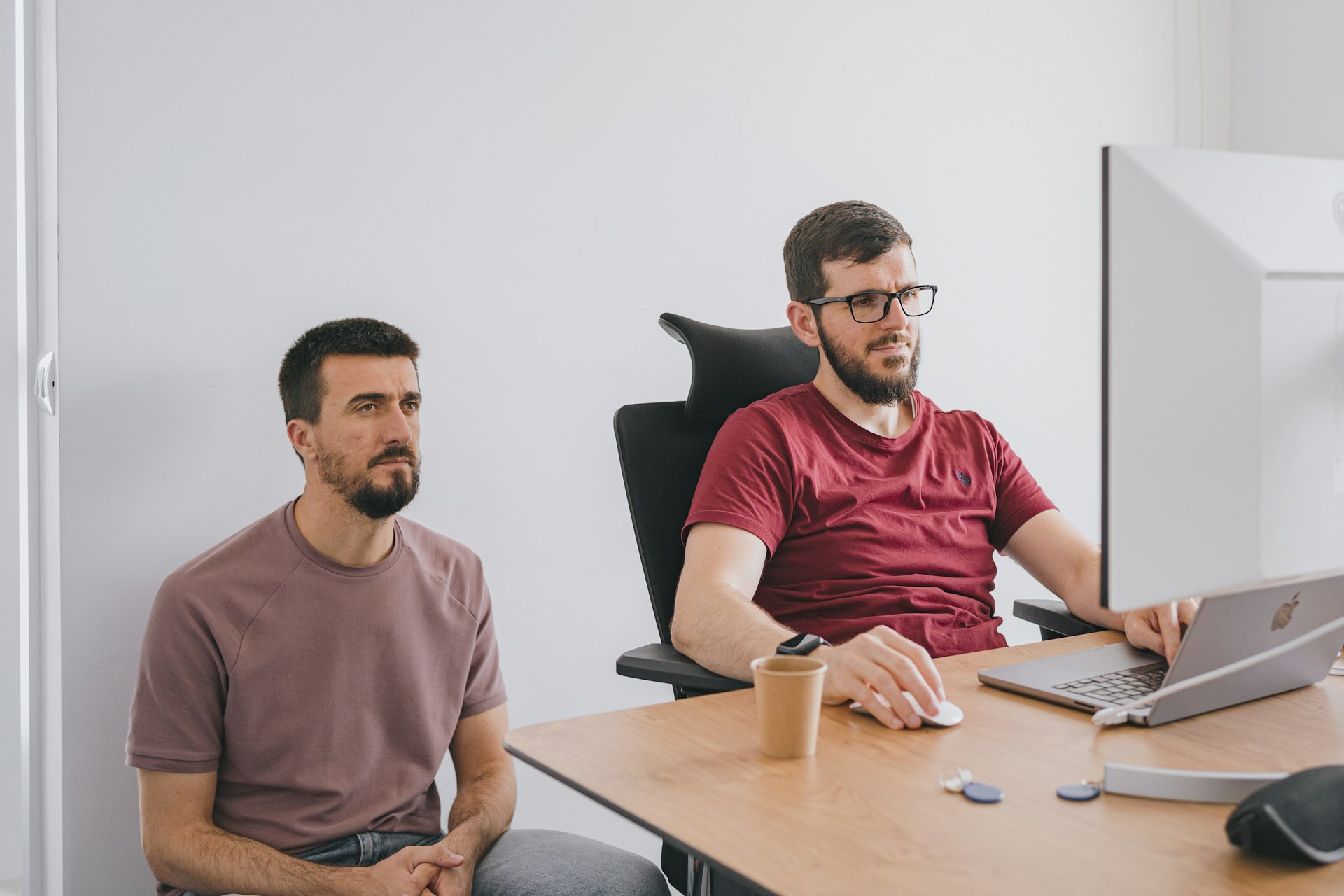Twee ondernemers bespreken software aan een laptop